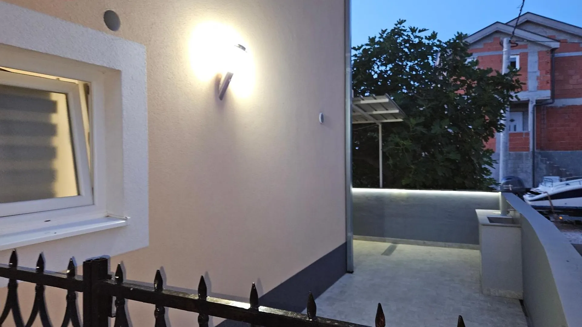 Apartment Blanca With Jacuzzi,Terase And Private Parking Kastela