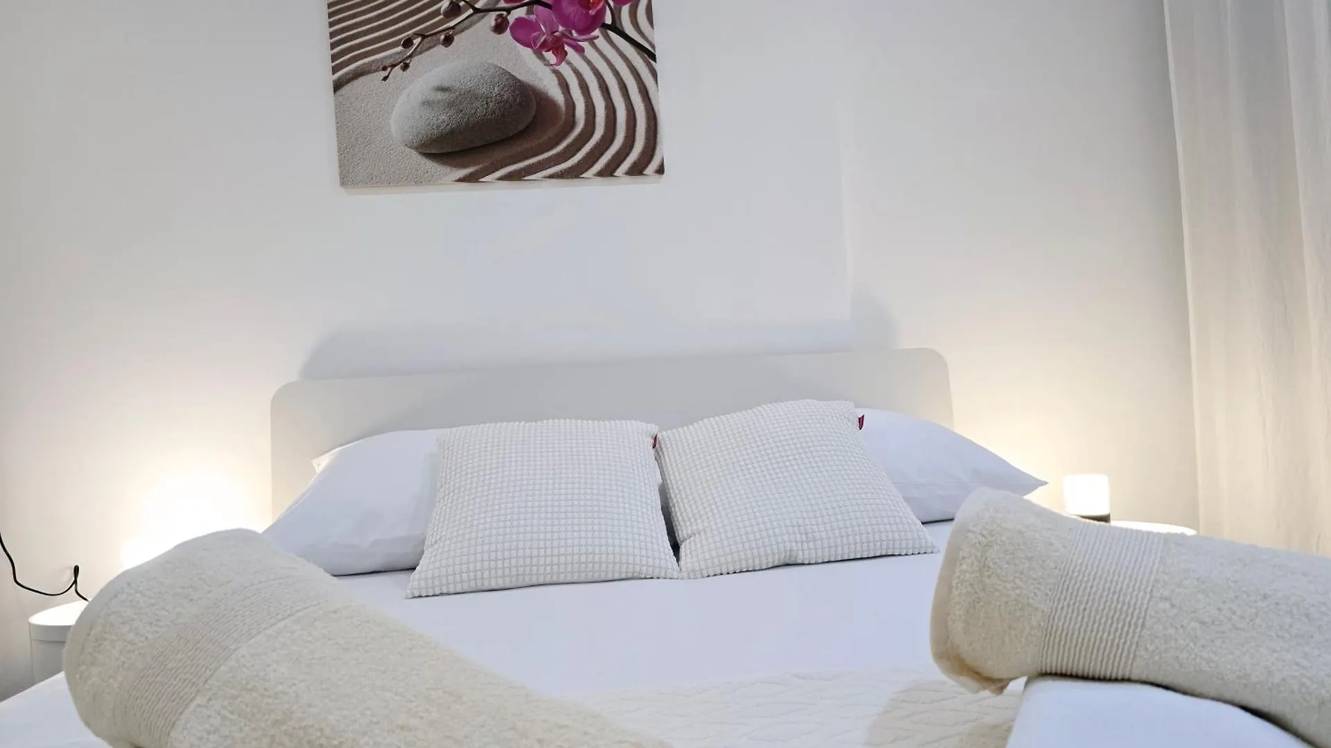 Apartment Blanca With Jacuzzi,Terase And Private Parking Kastela